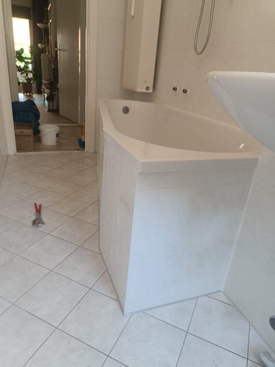 Helles Bad mit verkleideter Badewanne