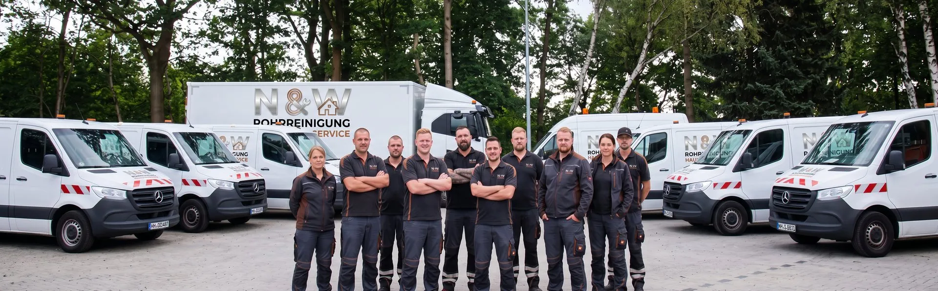Symbolbild: Rohrreinigungs-Team vor Servicewagen